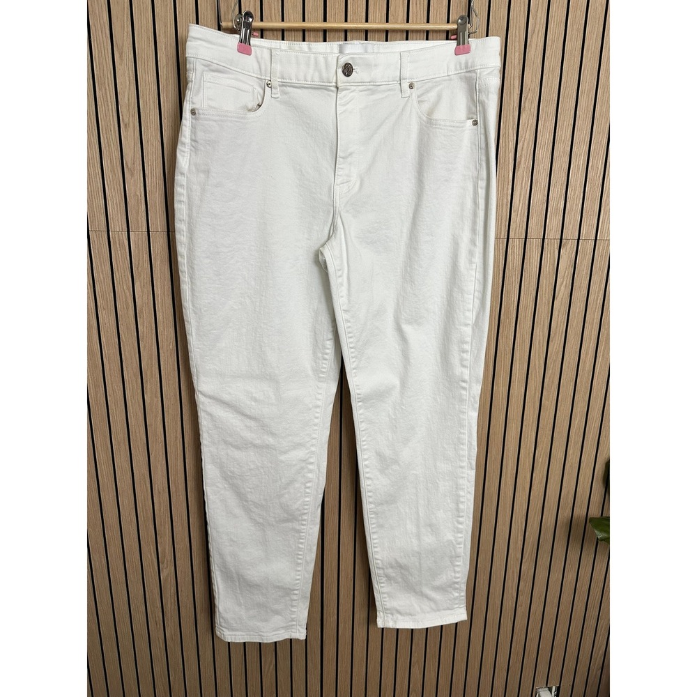 313 White House Black Market Mid-Rise Girlfriend Jeans (Size 12,‎ White, EUC)
